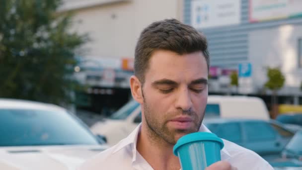 Retrato del exitoso hombre de negocios bebiendo delicioso café en el estilo de vida urbano de la ciudad. Hombre guapo empleado mirando a la cámara . — Vídeo de stock