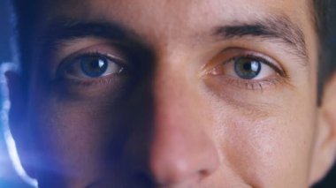 Genç yakışıklı adamın çok güzel gözlerine yakın. Yüz ifadeleri.