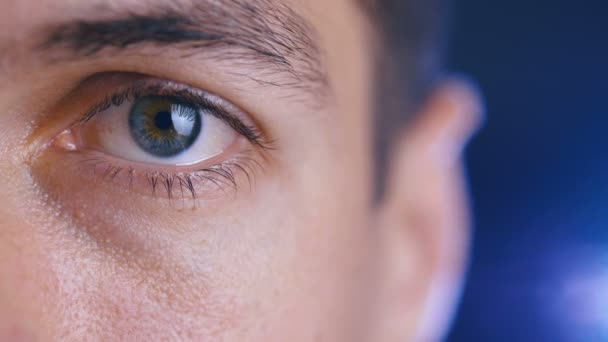 Un primer plano de un ojo masculino. Detalle de un ojo de un hombre mirando la cámara. Macro tiro . — Vídeos de Stock