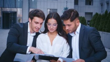 Başarı ve başarı - İş Adamları Grubu Mali ve Ekonomik alanlarda başarılarını kutluyor. Genç Profesyonel iş adamları ve kadın iş iyi haber alıyor.