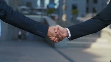 İki iş ortağı buluşurken el sıkışır. İki başarılı işadamının el sıkışmasının yakın çekimi. Yavaş çekim, tanınmayan kişi