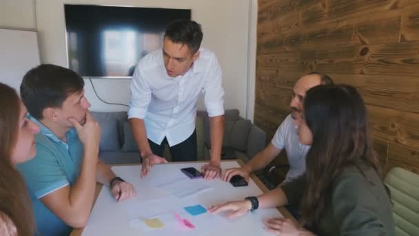 Equipo de Negocios Creativos Reunión en la Oficina. Socios de negocios Celebración de un contrato. Coworking. Trabajadores de oficina — Vídeos de Stock