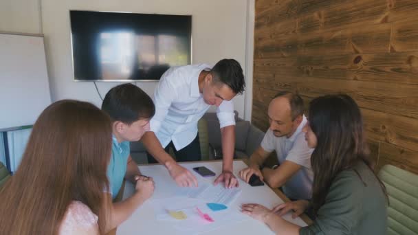 Retrato del equipo empresarial joven en el trabajo. Pequeño negocio creativo contemporáneo brillante. Jóvenes ocasionales en la nueva oficina de negocios creativos. Coworking. Trabajadores de oficina . — Vídeos de Stock