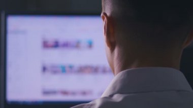 Bilgisayar Monitörü'nde İnternet Sitelerinde gezinen Adamı geri görüntüle. Web Sayfaları Sörf, Internet'te bilgi arama kavramı.