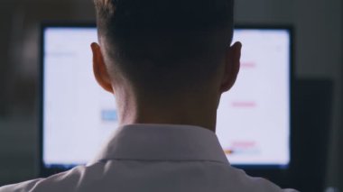 Bilgisayar Monitörü'nde İnternet Sitelerinde gezinen Adamı geri görüntüle. Web Sayfaları Sörf, Internet'te bilgi arama kavramı.