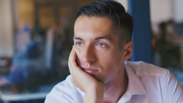 Portré Tired hangsúlyozta üzletember ül az irodában a depresszió. A munkahelyi problémák fogalma az irodai munkában. — Stock videók