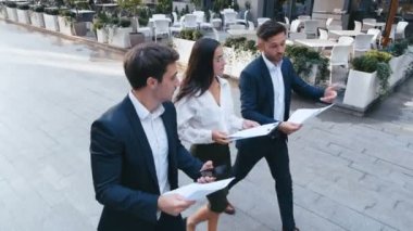 Başarılı İş Ekibi Ofis Binası Çıkma Çalışma. Çekici Erkek ve Kadın İş Fikirleri Tartışıyor. Klasik Giyimli.