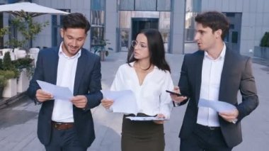 Başarılı İş Ekibi Ofis Binası Çıkma Çalışma. Çekici Erkek ve Kadın İş Fikirleri Tartışıyor. Klasik Giyimli.