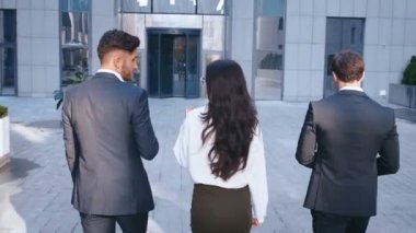 Kendine Güvenen Gait ile Başarılı İş Adamları Modern İş Ofisi'nde çalışmaya gidin. Klasik giyinmiş. İş Ortakları Birlikte Yürüyor