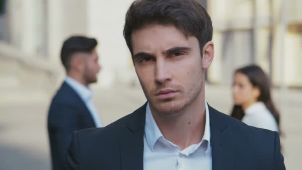 Bliska portret atrakcyjne Young Business Man przedsiębiorca szuka poważne w Camera ambitne męskie przywództwo — Wideo stockowe
