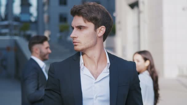 Retrato de atraente jovem empresário homem de negócios olhando sério para câmera ambicioso masculino liderança — Vídeo de Stock