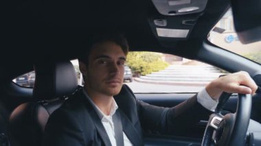 Yakışıklı İşadamı Araba Kullanıyor. Genç Kendine Güvenen Bir Adamın Portresi Bir Şehirde Araba Sürüyor.