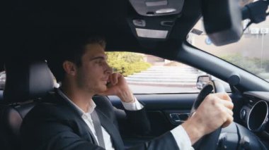 Yakışıklı İşadamı Araba Kullanıyor. Genç Kendine Güvenen Bir Adamın Portresi Bir Şehirde Araba Sürüyor.