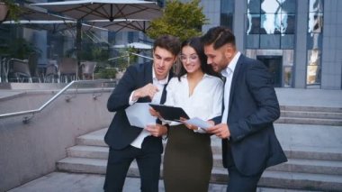 Başarı ve başarı - İş Adamları Grubu Mali ve Ekonomik alanlarda başarılarını kutluyor. Genç Profesyonel iş adamları ve kadın iş iyi haber alıyor.