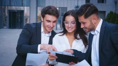 İş Adamları Grubu, Finansal ve Ekonomik Alanlardaki Başarılarını Sevinir ve Kutlar. Konsept: Takım Çalışması ve İş Hayatında Başarı.