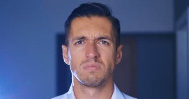 Çekici bir adamın portresi eliyle facepaling pozu veriyor. Dehşet, bıkkınlık ve utanç ifadesi sergiliyor. İş adamı hayal kırıklığına uğradı ve yüzünü eliyle kapattı..