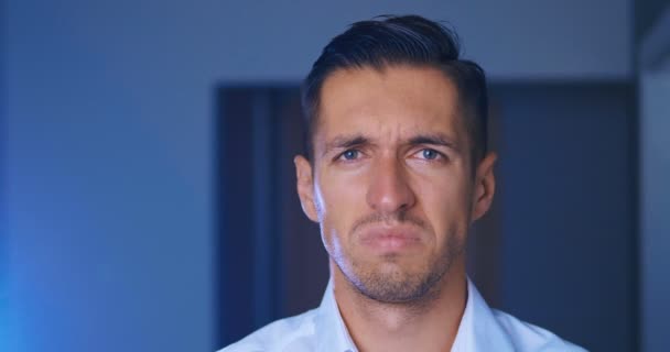 L'uomo si vergogna e rifiuta per quello che ha visto. Uomo d'affari che copre il viso come Facepalm esprimendo frustrazione o vergogna . — Video Stock