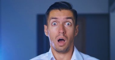 Korkmuş ve korkmuş bir adamın elleriyle yüz ördesinin portresi. Adam şok ve çok korkmuş. Korku filmleri izleme kavramı.