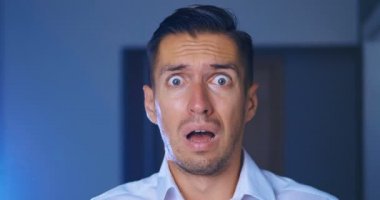 Korku ile Portre Man Numb Panik Elleri ile Yüzünü kapsar. Adam şok ve çok korkmuş. Korku filmleri izleme kavramı.