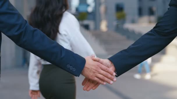 Due uomini si stringono la mano sullo sfondo del business center. Affare di successo o concetto di saluto. Due partner commerciali stringono la mano quando si incontrano — Video Stock