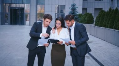 İş Adamları Grubu, Finansal ve Ekonomik Alanlardaki Başarılarını Sevinir ve Kutlar. Konsept: Takım Çalışması ve İş Hayatında Başarı.