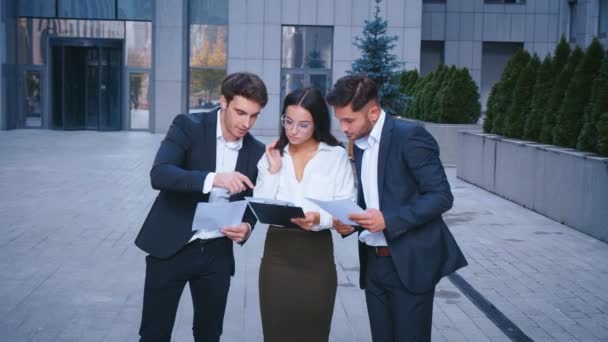 Groupe de gens d'affaires se réjouit et célèbre leur succès dans les domaines financier et économique. Concept de : Travail d'équipe et succès en entreprise . — Video