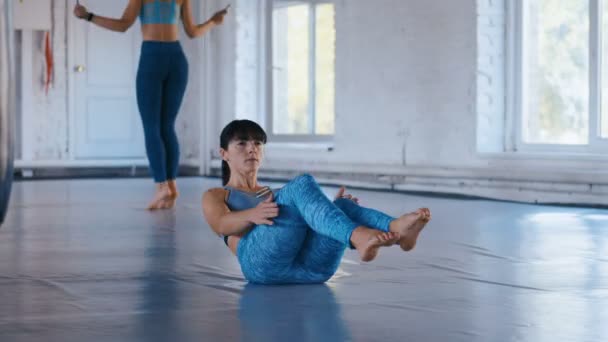 Femme sportive faisant de l'exercice abdominaux à la salle de gym de la saleté. Sportswoman améliore ses muscles en faisant les V-ups sur le tapis d'exercice . — Video