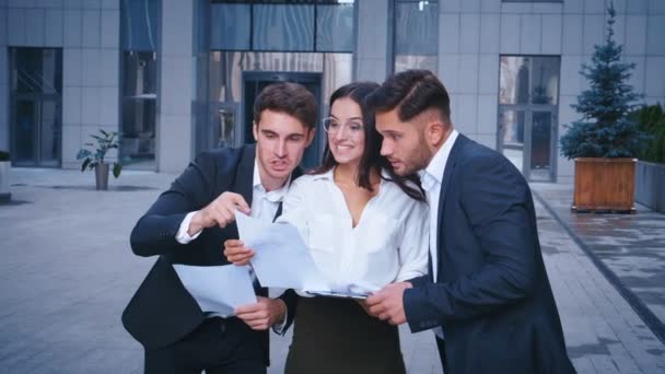 Grupo de Empresarios celebrando su Éxito en los Campos Financiero y Económico. Jóvenes hombres y mujeres de negocios profesionales que reciben buenas noticias en los negocios . — Vídeos de Stock