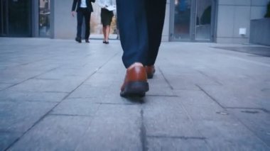 İşe gidip gelmek te işe gidip çalışan İş adamının arka arkaya bakması. Ofis binasına giderken takım elbiseli kendine güvenen bir adam.