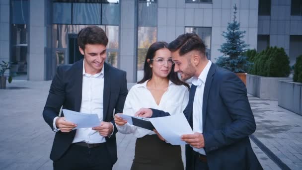 Equipo empresarial creativo animando a celebrar su éxito en los campos financiero y económico. Jóvenes hombres y mujeres de negocios profesionales que reciben buenas noticias en los negocios . — Vídeos de Stock