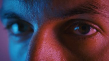 Çok renkli neon ışıkerkek gözlerini kapatın. Neon ışıklar parti sırasında gece genç bir adamın portresi.