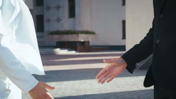 Üzletember kezet rázott egy üzletasszony kollégájával, Business People Shaking Hands Closeup. Az emberek kezet ráznak.. — Stock videók