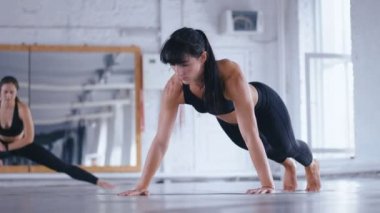 Athletic Beautiful Woman Cross Fitness Gym katta Push-up yapıyor. Spor Salonunda Egzersiz Yapıyor. Crossfit Eğitimi. Sportif kız triceps ve sırtını yere trenler