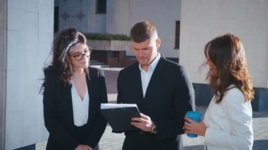 Bir grup kadın ve erkek şirket kurma ekibi projenin başarısını kutluyor. İş adamları kağıt döküman atarken eğleniyor. Mali işlerdeki zaferi kutluyoruz..