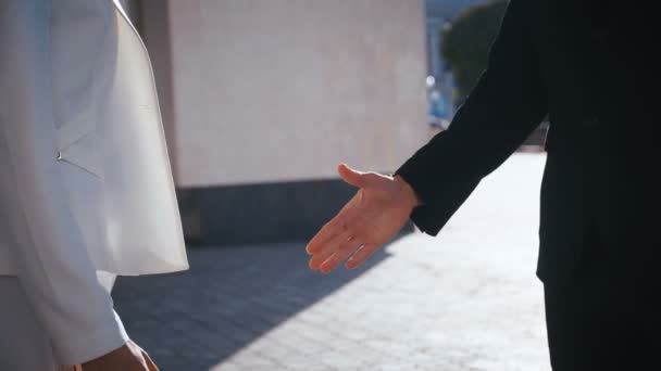 Gente de negocios dándose la mano. apretón de manos entre hombre de negocios y mujer de negocios al aire libre por edificio de oficinas de negocios . — Vídeo de stock