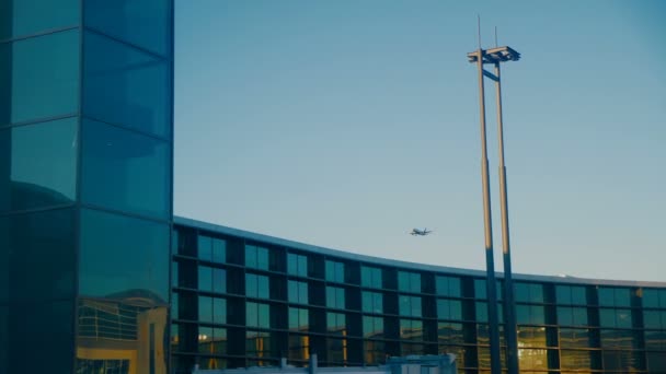 Комерційний авіалайнер приземляється в аеропорту. — стокове відео