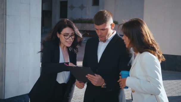 Jong business team juichen hun succes op financieel en economisch gebied. Professionele zakenman en -vrouw krijgen goed nieuws in het bedrijfsleven. — Stockvideo