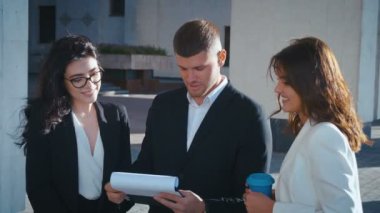 Bir grup kadın ve erkek şirket kurma ekibi projenin başarısını kutluyor. İş adamları kağıt döküman atarken eğleniyor. Mali işlerdeki zaferi kutluyoruz..