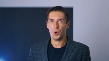 Şaşırmış erkek suratı. Şok olmuş iş adamının yüzü ifadesi. Erkeksi duygu portresi..