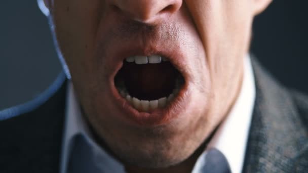 Close-up mouth of angry annoyed boss man screaming at camera. Businessman aggressively shouts experiencing stress at work. — Stockvideo