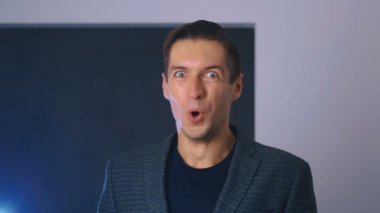 Şaşırmış Genç İş Adamı 'nın Ceketli Portresi. Ani Zafer ya da Başarı