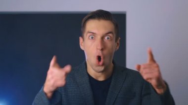 Şaşırmış erkek suratı. Şok olmuş iş adamının yüzü ifadesi. Erkeksi duygu portresi..