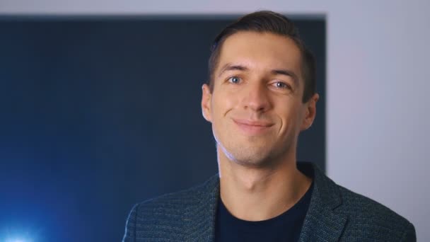 Портрет профессионального молодого бизнесмена, уверенно улыбающегося в камеру, наслаждающегося представительским образом жизни — стоковое видео