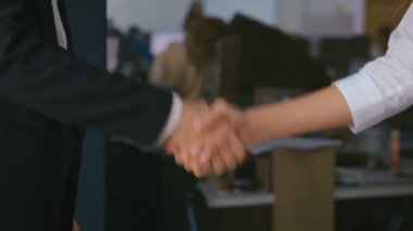 Kadın iş ortakları el sıkışıyor, yakın plan..