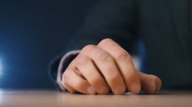 Yakın plan kızgın patron yumruğunu masaya vuruyor..