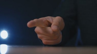 Tatmin olmayan kızgın patron, yumruğunu masaya vurarak azarlar. İş yerinde agresiflik.