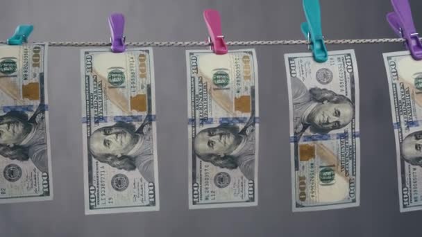 Concepto de lavado de dinero. Los billetes de dólar se secan con una soga. Dinero puro . — Vídeos de Stock