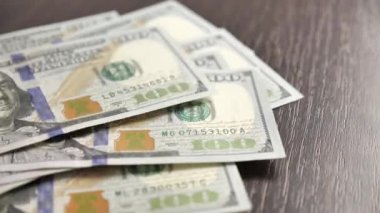 Para sayma zamanı geldi. Elde dolar, elde para, sayar parayı