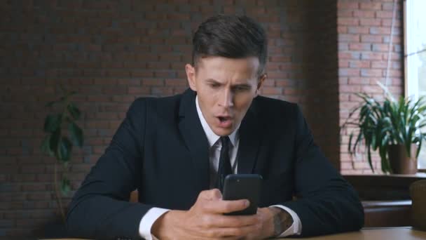 Retrato de Empresario usando smartphone. Reacción de Win, Éxito por el hombre excitado obtener buenas noticias en su teléfono inteligente. — Vídeos de Stock