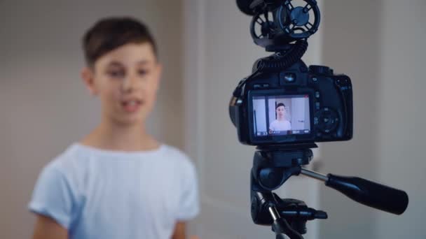 Boy videoblogger filmando nuevo video vlog con cámara profesional en casa. Kid vlogger grabación de vídeo de película para Internet. Joven bloguero hablando en video rodaje. — Vídeos de Stock